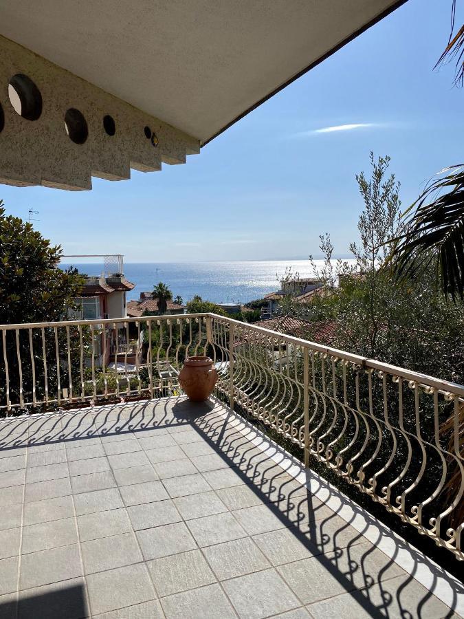 Casa Vacanze Eden Ачи Костелло Экстерьер фото